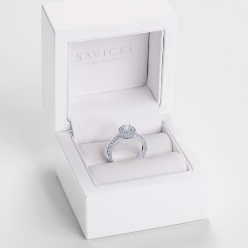 Pierścionek zaręczynowy SAVICKI: białe złoto, biały szafir, diamenty